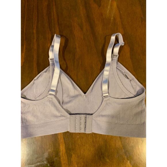 Women's Size Large Violet Bra Comfort Stretch 3 Hook Removeable Pads Purple EUC - Picture 2 of 3